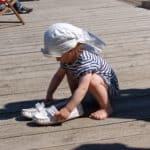 Kind mit Schuhen